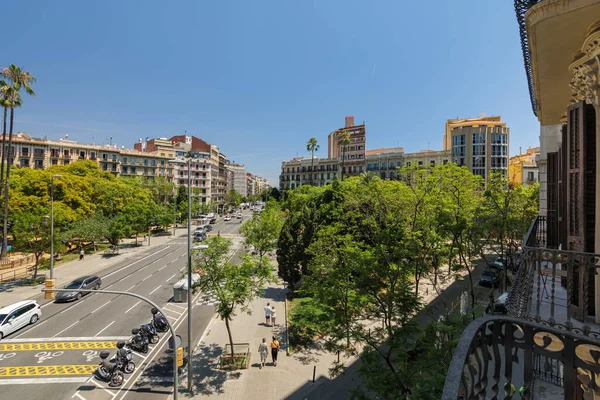 화창 한 날에는 바르셀로나 중심가에 있는 아라고 거리의 발코니에서 바라본다. Plaza del Doctor Letamendi — 스톡 사진