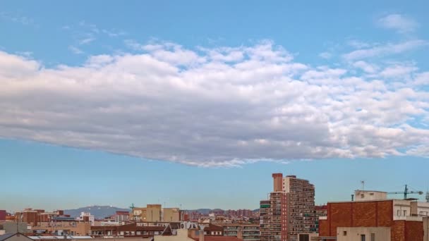 Zoom sur la vue panoramique de Badalona à Barcelone, sur les toits et les nuages qui passent le jour d'été. Espagne. — Video