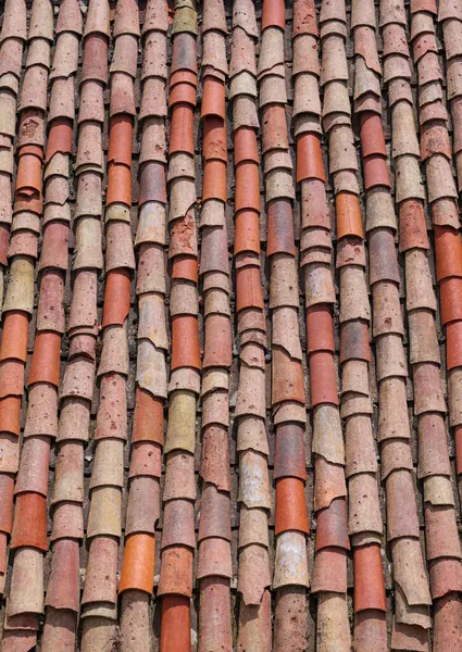 Gros plan vertical de vieilles tuiles de toit rouges et orange altérées. — Photo