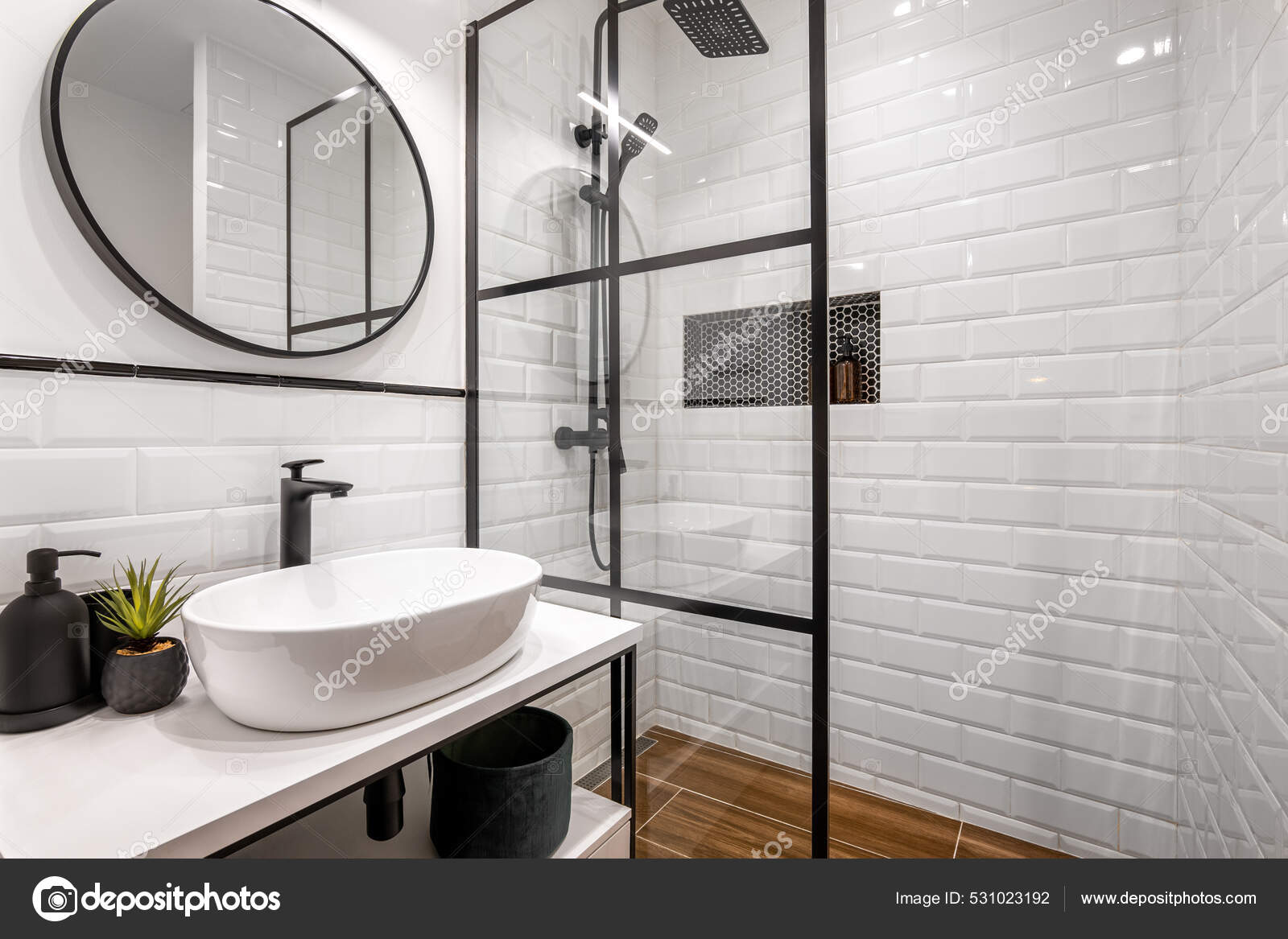 Einfaches Badezimmer mit schwarzer Dusche, rundem Spiegel und klassisch  weißen Fliesen - Stockfotografie: lizenzfreie Fotos © apavlin 531023192