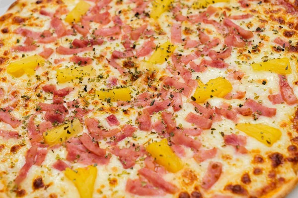하와이 안 피자. 그 위에 파인애플, 햄, 치즈, 오레 가노를 얹은 피자의 근접 사진. — 스톡 사진