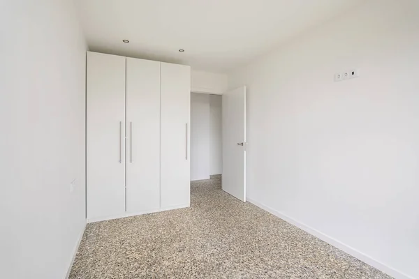 Interiör av tom lägenhet, vitt rum med garderob och klinkergolv — Stockfoto