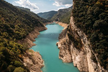 Turkuaz nehir ve ormanlı güzel bir vadi manzarası. Congost de Mont Rebei, Katalonya, İspanya.