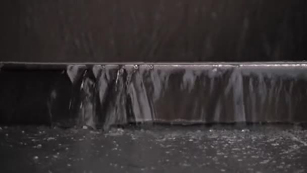 Närbild av vatten som rinner nerför trappor i en stad. Långsam rörelse av vatten. — Stockvideo