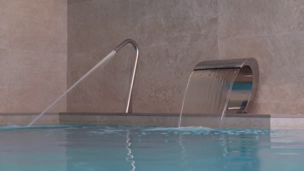 Prázdný bazén s vodopádem v akci — Stock video