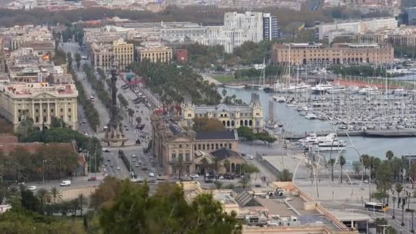Barcelona 'nın Montjuic' ten şehre, denize, sokaklara, kulelere, Columbus Anıtı 'na, Port Vell' e, otobüs durağına manzarası — Stok video