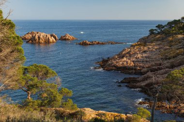 İspanya 'da gün batımında Costa Brava Körfezi manzarası.