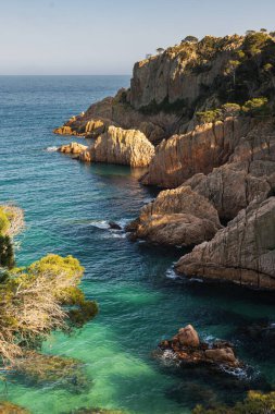İspanya 'nın Katalonya bölgesindeki Costa Brava' da gün batımında güzel turkuaz su.