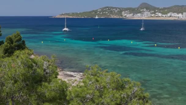 Küste Der Bucht Von Ibiza Mit Türkisfarbenem Wasser Und Yachten — Stockvideo
