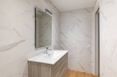 Beyaz fayanslı basit ve modern banyo, ahşap kaplama, tuvalet ve duş..