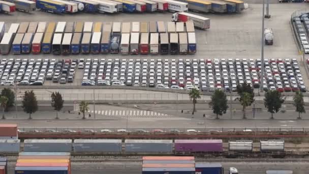 バルセロナ スパニン October 2021 輸出および輸入のビジネスおよび物流の車の輸出ターミナル 海上に出荷する準備が整った多数の新車の眺め — ストック動画