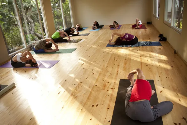 Yoga class in yoga studio — Stock Photo, Image