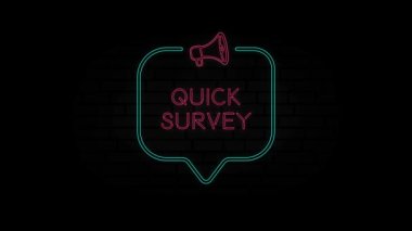 Siyah arkaplanda Hızlı Araştırma metniyle parlayan neon çizgisi Megaphone simgesi. Hızlı Survey neon işareti, megafonla konuşma baloncuğu çerçevesinde. 4K Video hareketli grafik canlandırması.