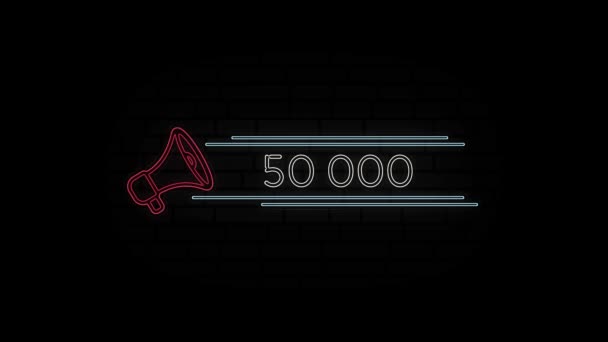 黒の背景に50Kの数字でネオンラインメガホンのアイコンを光る。５万人の加入者。4Kビデオモーショングラフィックアニメーション. — ストック動画