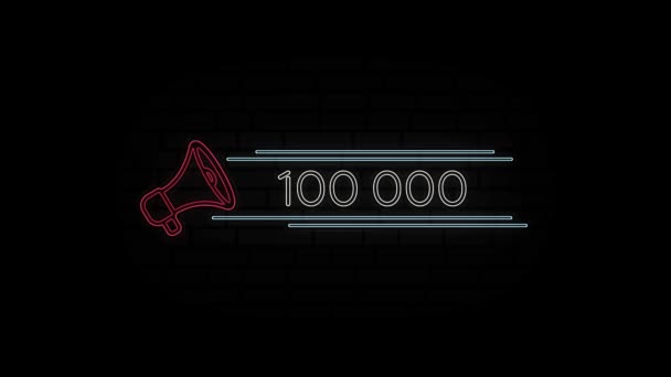 Leuchtendes Neonzeilen-Megafon-Symbol mit der Nummer 100K isoliert auf schwarzem Hintergrund. 100.000 Abonnenten. 4K Video Motion Grafik Animation. — Stockvideo