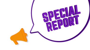 Beyaz arka planda üç boyutlu konuşma baloncuklu megafon. Özel rapor metni. Hoparlör. 4K video hareketi grafiği