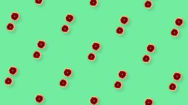 Yeşil arka planda dönen taze greyfurtların renkli meyve deseni. Greyfurt dilimleriyle kusursuz desen. Gerçekçi animasyon. 4K video hareketi