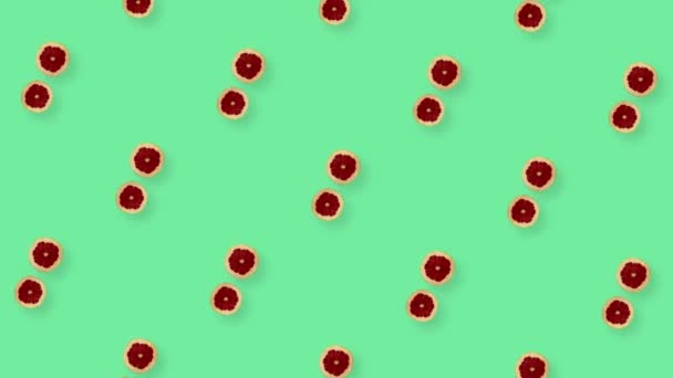 Colorful fruit pattern of fresh rotating grapefruits on green background. Seamless pattern with grapefruit slices. Realistic animation. 4K video motion — Stock Video