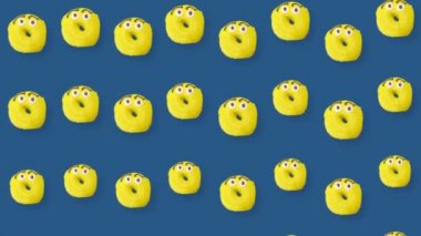 Mavi arka planda gölgeli izole edilmiş renkli çörek deseni. Donutla kusursuz desen. Çörekler. Üst Manzara. Gerçekçi animasyon. 4K video hareketi