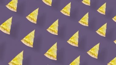 Mor arka planda gölgeli izole edilmiş renkli pizza deseni. Pizza dilimleriyle kusursuz desen. Üst Manzara. Gerçekçi animasyon. 4K video hareketi