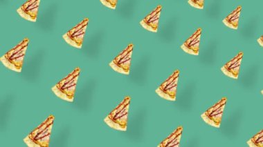 Yeşil arka planda gölgeli izole edilmiş renkli pizza deseni. Pizza dilimleriyle kusursuz desen. Üst Manzara. Gerçekçi animasyon. 4K video hareketi