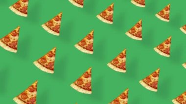 Yeşil arka planda gölgeli izole edilmiş renkli pizza deseni. Pizza dilimleriyle kusursuz desen. Üst Manzara. Gerçekçi animasyon. 4K video hareketi