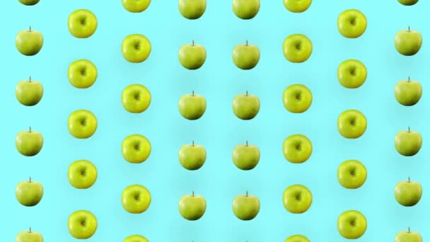 Grünes Fruchtmuster frischer Äpfel auf blauem Hintergrund. Nahtloses Muster mit Apfel. Realistische Animation. 4K-Videobewegung — Stockvideo