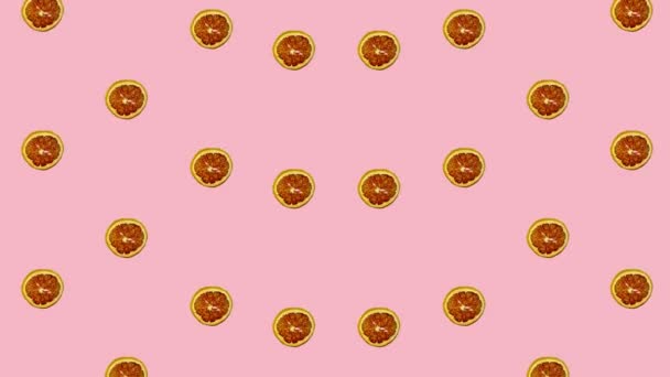 Colorful pattern of dried grapefruit slices on pink background. Seamless pattern with dried grapefruit chips. Realistic animation. 4K video motion — Vídeo de Stock