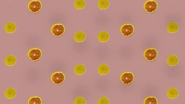 Patrón colorido de toronjas secas y rodajas de naranjas sobre fondo rosa con sombras. Patrón sin costura con pomelo seco y chips de naranja. Diseño de arte pop. Animación realista. Movimiento de vídeo 4K — Vídeo de stock