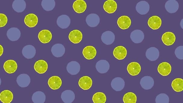 Цветной фруктовый узор из свежих лаймов на фиолетовом фоне. Бесшовный рисунок с нарезанным лаймом. Реалистичная анимация. 4K видео движение — стоковое видео