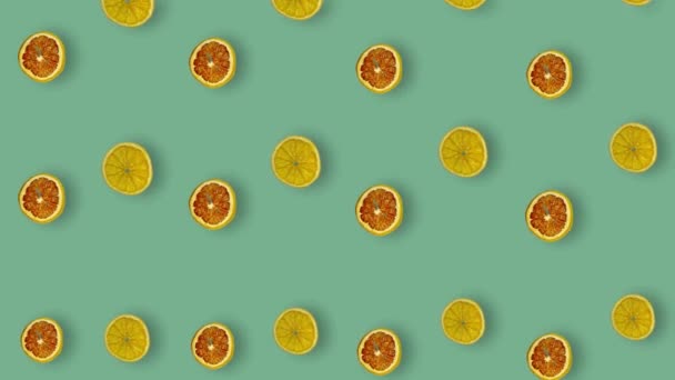 Colorful pattern of dried grapefruits and oranges slices on green background with shadows. Seamless pattern with dried grapefruit and orange chips. Pop art design. Realistic animation. 4K video motion — Stockvideo