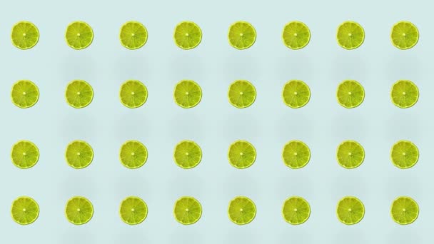 Vzorek citronů se opakoval po barevném pozadí. Horní pohled. Minimální letní koncept tropického ovoce. Bezešvé vzory s plátky vápna. Realistická animace. Pohyb videa 4K — Stock video