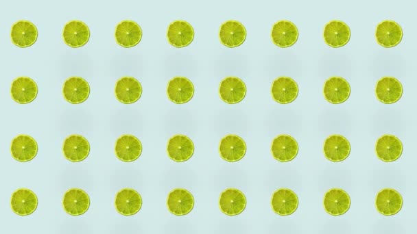 Pattern of limes repeated over colorful background. Top view. Minimal tropical fruit summer concept. Seamless pattern with lime slices. Realistic animation. 4K video motion — Vídeo de Stock