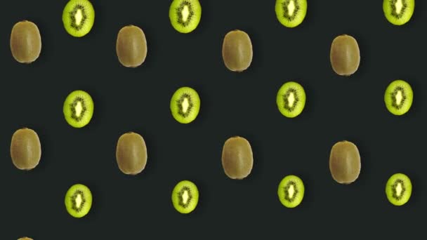 Kleurrijk fruitpatroon van verse kiwi op zwarte achtergrond. Naadloos patroon met kiwi gesneden. Realistische animatie. 4K video beweging — Stockvideo