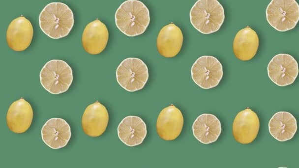 Patrón colorido de frutas de limones frescos sobre fondo verde con sombras. Patrón sin costuras con rodajas de limón. Animación realista. Movimiento de vídeo 4K — Vídeos de Stock