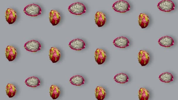 Kleurrijk patroon van vers drakenfruit. Bovenaanzicht. Naadloos patroon met drakenfruit. Pitaya. Pop art ontwerp. Realistische animatie. 4K video beweging — Stockvideo