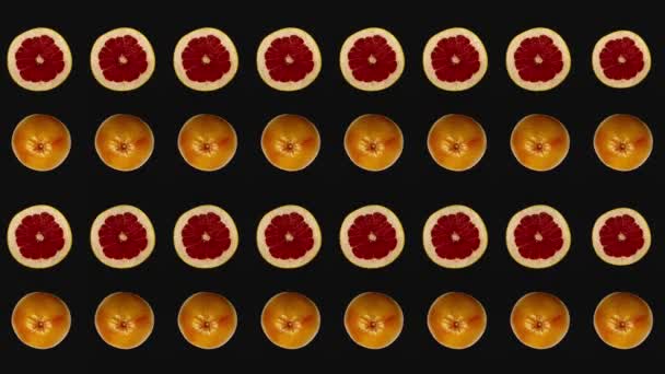 Kleurrijk fruitpatroon van verse grapefruits op zwarte achtergrond. Naadloos patroon met grapefruitschijfjes. Realistische animatie. 4K video beweging — Stockvideo