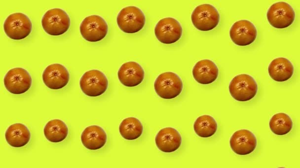 Πολύχρωμο μοτίβο φρούτων από φρέσκα γκρέιπφρουτ σε κίτρινο φόντο. Χωρίς ραφή μοτίβο με γκρέιπφρουτ. Ρεαλιστική κίνηση. 4K κίνηση βίντεο — Αρχείο Βίντεο