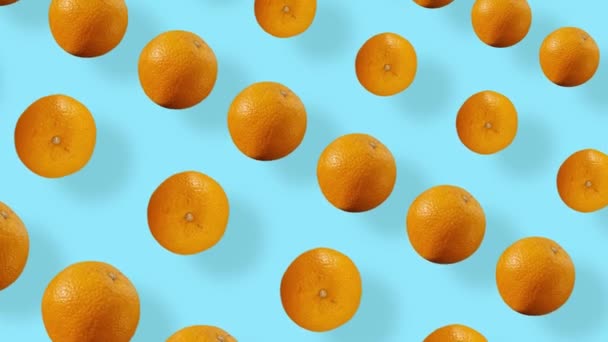 Kleurrijk fruitpatroon van fris oranje op blauwe achtergrond met schaduwen. Naadloos patroon met oranje. Realistische animatie. 4K video beweging — Stockvideo