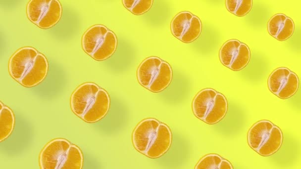 Colorful fruit pattern of fresh orange on yellow background with shadows. Seamless pattern with orange sliced. Realistic animation. 4K video motion — Vídeo de Stock