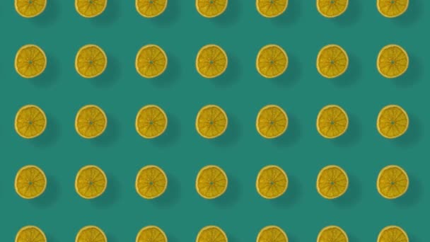 Buntes Muster getrockneter Orangenscheiben auf grünem Hintergrund mit Schatten. Nahtloses Muster mit getrockneten Orangenchips. Realistische Animation. 4K-Videobewegung — Stockvideo