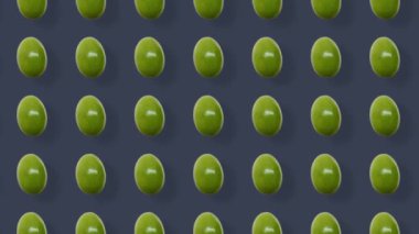 Gri arka planda taze tutku meyvesinin renkli meyve deseni. Çarkıfelek meyveli kusursuz desen. Pop sanat tasarımı. Gerçekçi animasyon. 4K video hareketi