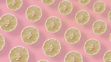 Pembe arka planda gölgeli taze limon renkli meyve deseni. Limon dilimleriyle kusursuz desen. Gerçekçi animasyon. 4K video hareketi