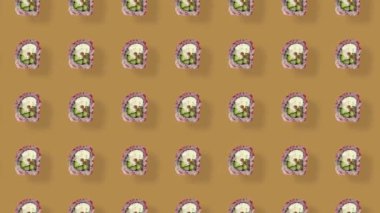 Turuncu arka planda gölgeli Japon suşisinin renkli deseni. Suşi ile kusursuz desen. Üst Manzara. Gerçekçi animasyon. 4K video hareketi