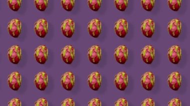 Taze ejderha meyvesinin renkli deseni. Üst Manzara. Ejderha meyvesiyle kusursuz desen. Pitaya. Pop sanat tasarımı. Gerçekçi animasyon. 4K video hareketi
