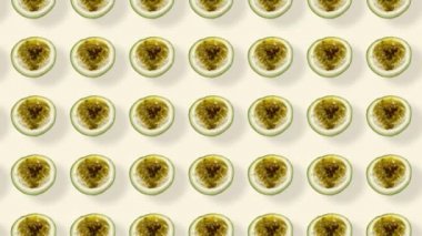 Taze tutku meyvesinin renkli meyveleri. Çarkıfelek meyveli kusursuz desen. Gerçekçi animasyon. 4K video hareketi