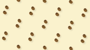 Sarı arkaplanda gölgeli kahve çekirdeği deseni. Kahve çekirdeği ile kusursuz desen. Üst Manzara. Gerçekçi animasyon. 4K video hareketi