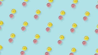 Dönen donutların rengarenk deseni. Donutla kusursuz desen. Çörekler. Üst Manzara. Gerçekçi animasyon. 4K video hareketi