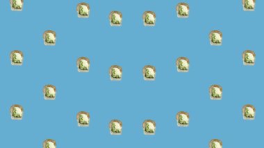 Mavi arka planda Japon suşisinin renkli deseni. Suşi ile kusursuz desen. Philadelphia ruloları. Üst Manzara. Gerçekçi animasyon. 4K video hareketi