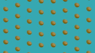 Renkli hindistan cevizi deseni. Üst Manzara. Minimum tropikal meyve yaz konsepti. Hindistancevizli kusursuz desen. Pop sanat tasarımı. Gerçekçi animasyon. 4K video hareketi